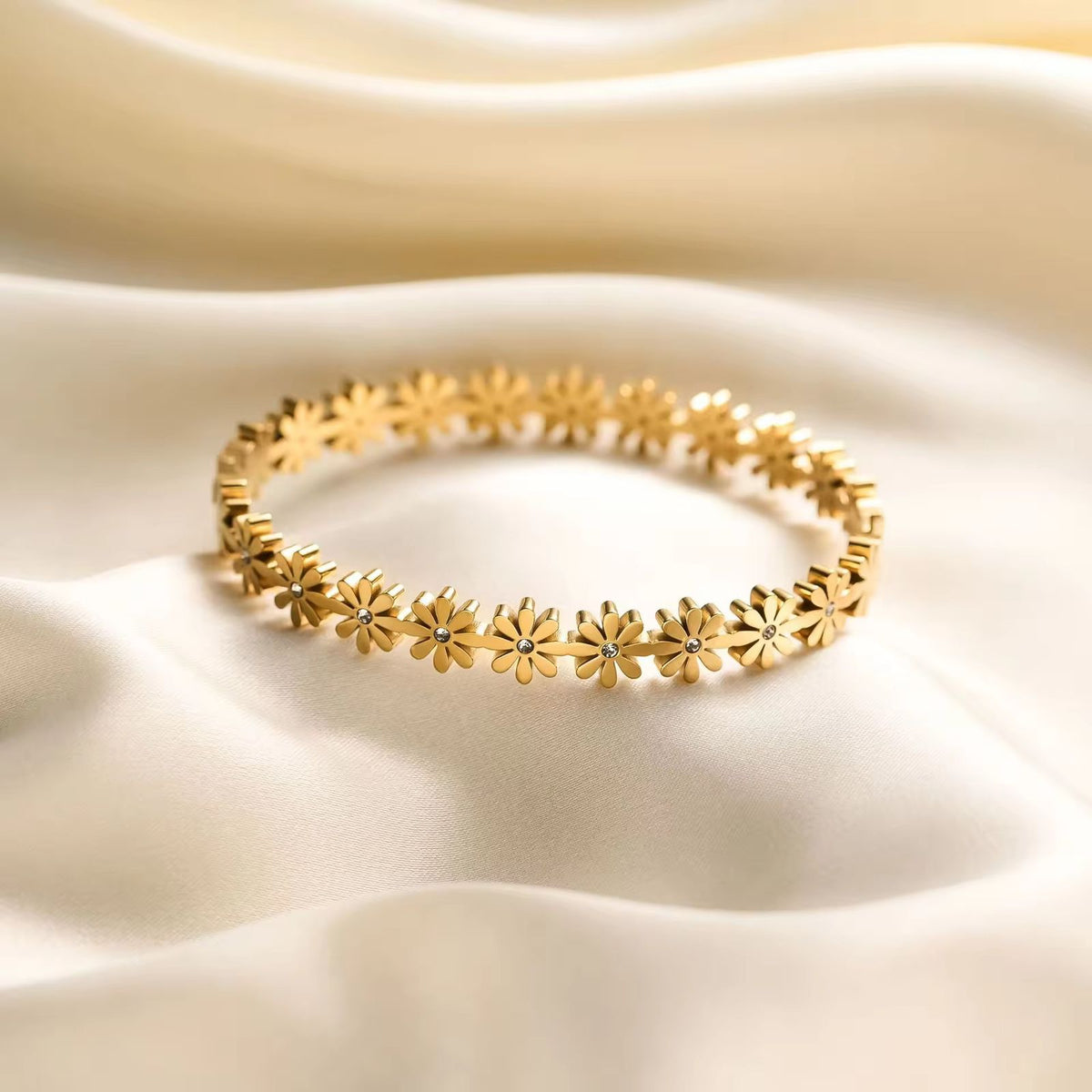 Daisy floral bracelet