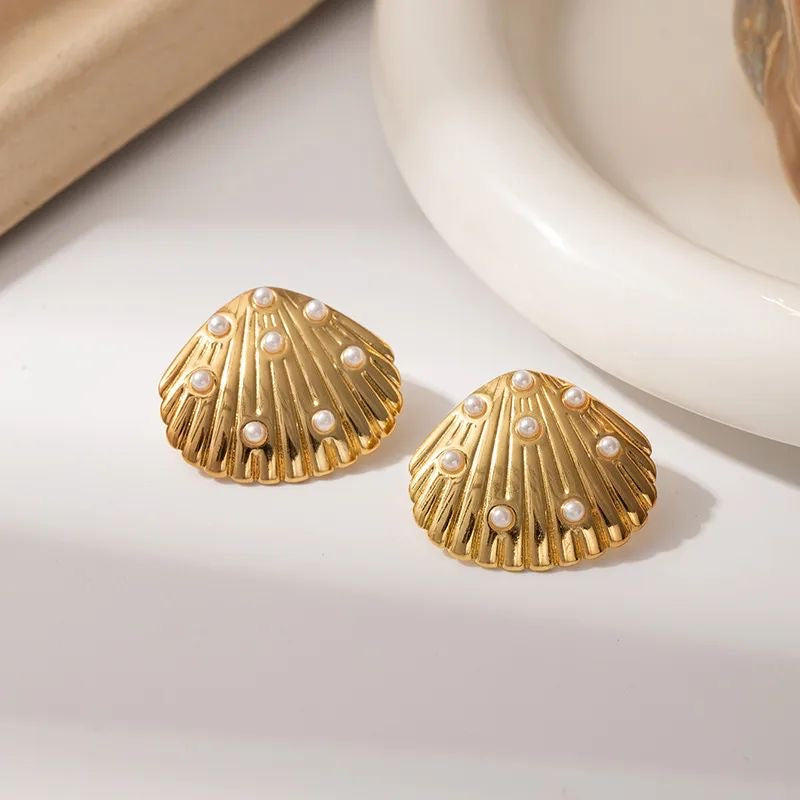 Seashell pearl earrings