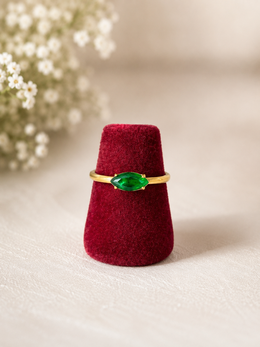 Oval ring emerald
