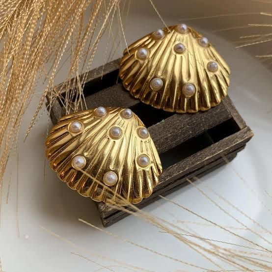 Seashell pearl earrings