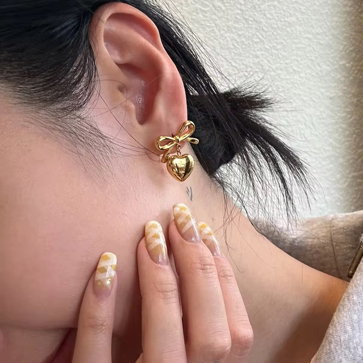 Bow heart studs